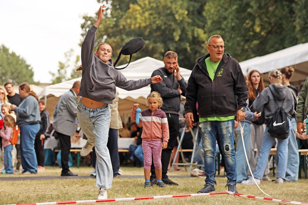 Pia wirft die Handtasche in diesem Durchgang 13,30 Meter weit.