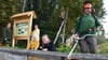 Für den Naturschutz in Aktion sind Jana Schütze (v.l.), Sabine Wieter, Laura Schumann mit ihrer Tochter Jella, Lasse von Rützen (oben auf der Leiter), Haiko Kuntze und Alexander Ziemann. Und das ist nur ein Projekt von vielen, denn Bewohner von Lockstedt, Juniorranger, Menschen mit Beeinträchtigungen und Ranger machen bei Arbeitseinsätzen den Park „wilder". 