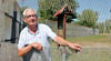 Lothar Engler vom Grenzerkreis Abbenrode am Denkmal in Wülperode. Jetzt weiß er, wo das Streckmetall des DDR-Grenzzaunes produziert wurde.
