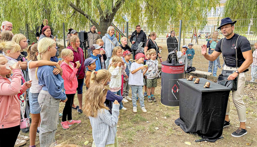 Der Zauberer Matthias Hartkopp aus Groß Börnecke versetzte nicht nur die kleinen, sondern auch die großen Gäste des Schulhoffestes mit seinen Tricks richtig in Erstaunen.