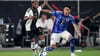 Wechselt zu Werder Bremen: Japans Nationalspieler Yukinari Sugawara (r) (Archivbild)