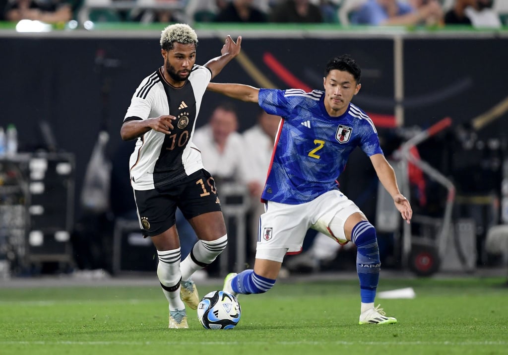 Wechselt zu Werder Bremen: Japans Nationalspieler Yukinari Sugawara (r) (Archivbild)