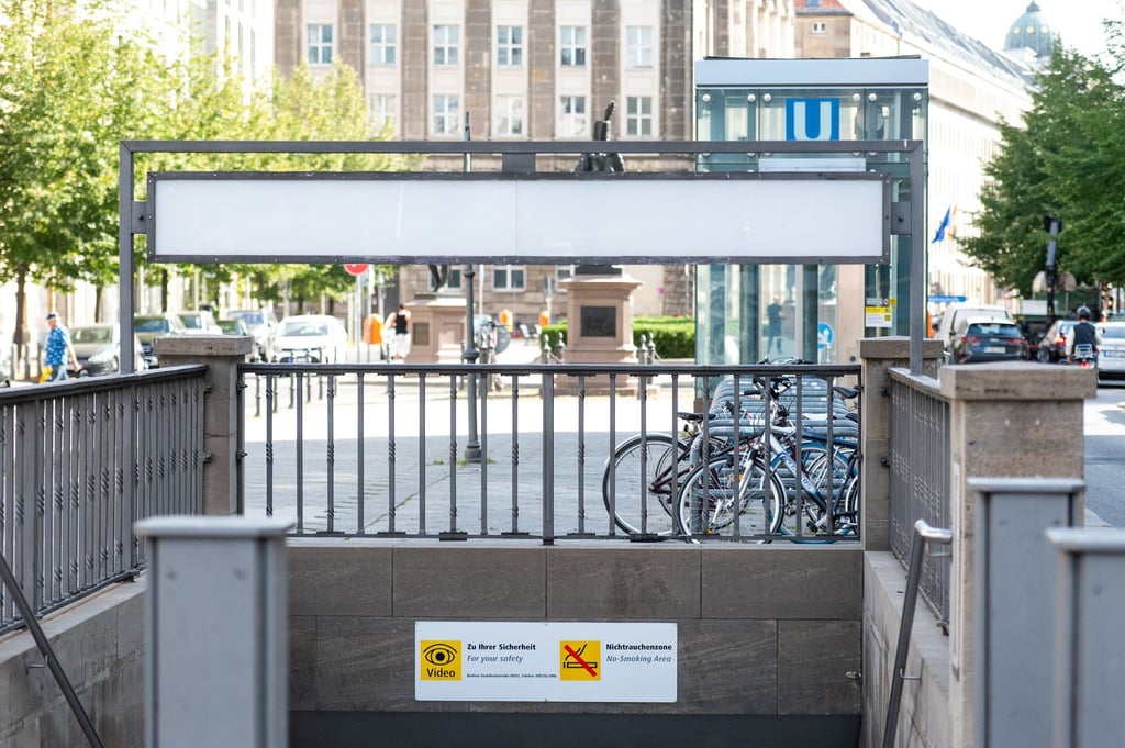 Nach der Straße wird auch die U-Bahn-Station umbenannt: In der Nacht auf Mittwoch werden die neuen Schilder mit dem Namen Anton-Wilhelm-Amo-Straße angebracht. (Archivbild)