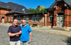 Klaus Gebhardt (l.) bringt seit über Jahren Kalender mit historischen Ansichten Ballenstedts heraus. Dabei unterstützt ihn vor allem der Sammler Herbert Dzienkowski (r.). Der Schlossbahnhof, vor dem sie stehen, ist in einer historischen Ansicht im Kalender 2026 zu sehen.