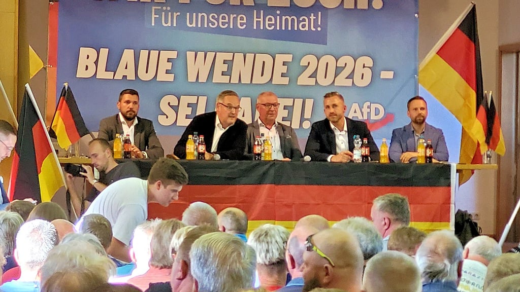 Die AfD-Politiker Tobias Rausch, Martin Reichardt, Lothar Waehler, Ulrich Siegmund und Gordon Köhler (v.l.n.r.) stellten sich sowie ihre Politik vor und beantworteten Fragen der Besucher.