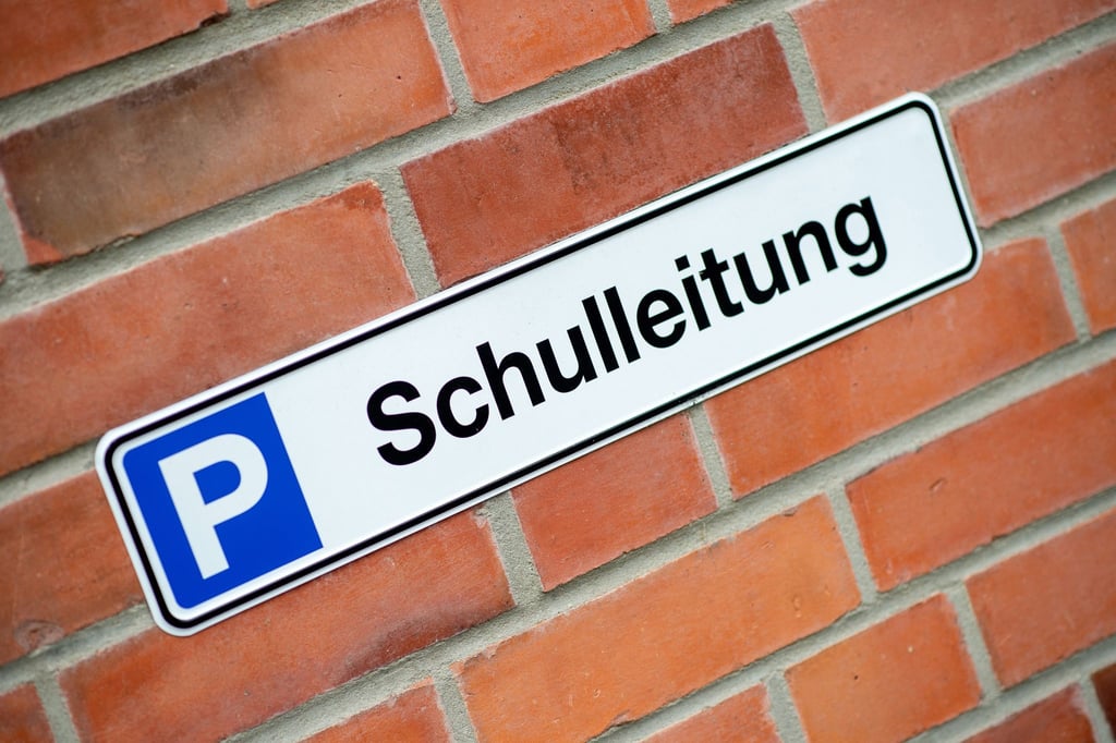 Schulleiter in Thüringen fühlen sich einer Studie zufolge stark belastet und haben nach eigenen Angaben nur wenig Zeit für die Unterrichtsvorbereitung. (Symbolbild)