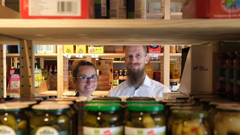 Sandy Hoppert und Marius Schiel sind die Gründer des personallosen Einkaufsladens „Unser Schopp“.
