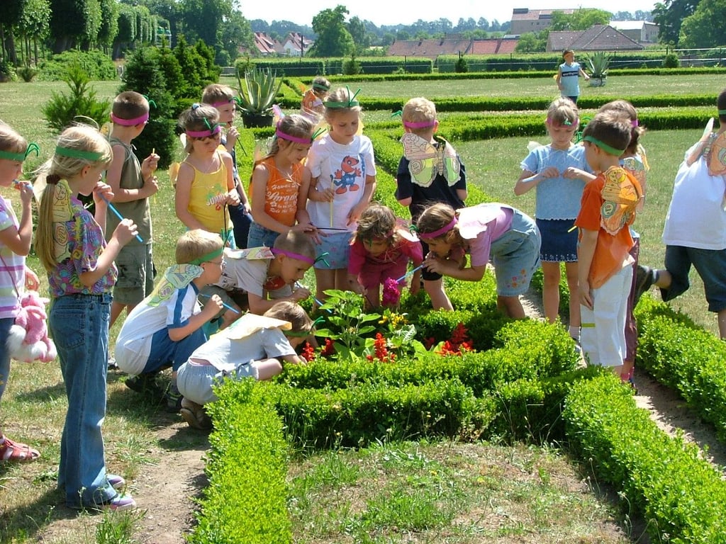 Kleine Botaniker auf Entdeckertour: Im Barockgarten der Ökoschule in Hundisburg in der Börde untersuchen Kinder Blumen, Blätter und Blüten.