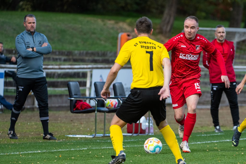 Carl Hoffrichter (r.), hier im SCN-Trikot in Aktion, hat die erste Tippspiel-Runde der Saison 2025/26 gewonnen.