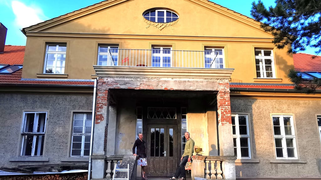 Die Architekten Helga und Thomas Bühlmeyer arbeiten an der schrittweisen Sanierung des Gutshauses in Neuermark-Lübars. Es ist jetzt schon als „Offenes Gutshaus“ Ort für Veranstaltungen und Workshops.