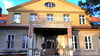 Die Architekten Helga und Thomas Bühlmeyer arbeiten an der schrittweisen Sanierung des Gutshauses in Neuermark-Lübars. Es ist jetzt schon als „Offenes Gutshaus“ Ort für Veranstaltungen und Workshops.