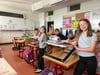 Mit wenigen Handgriffen zum Stehtisch: Die Grundschule „Am Pechauer Platz“ in Magdeburg hat neue Tischaufsätze erhalten – die Klasse 3c durfte sie ausprobieren.