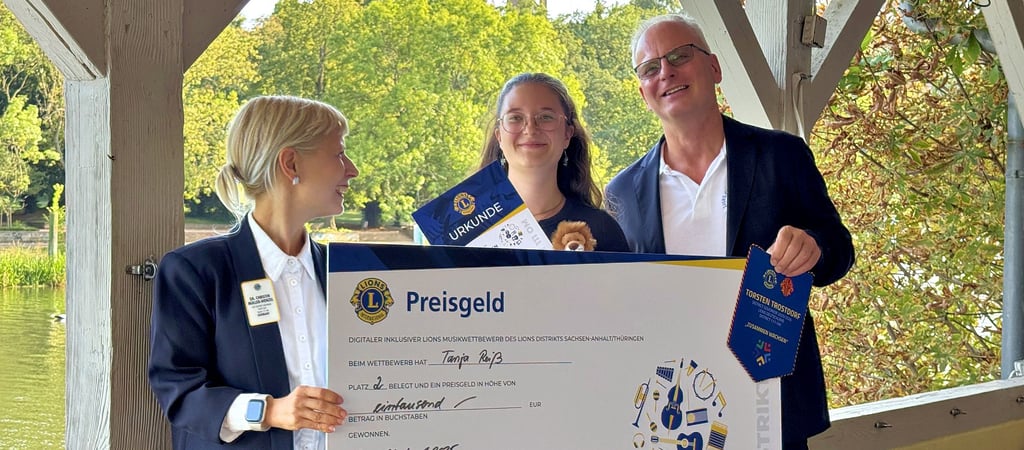 Müller-Wenzel (l.) und Trostdorf (r.) überreichen Tanja Reiß (Mitte) den Scheck über 1000 Euro für den zweiten Platz.
