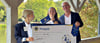 Müller-Wenzel (l.) und Trostdorf (r.) überreichen Tanja Reiß (Mitte) den Scheck über 1000 Euro für den zweiten Platz. 