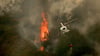Ein Löschhubschrauber wirft Wasser über einem Feuer in der spanischen Provinz Ourense ab.
