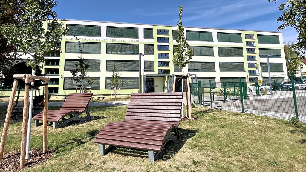 Die Zeit von Staub und Baulärm ist vorbei: Modern ist nicht nur das Schulgebäude in Höhnstedt gestaltet, sondern auch die Schulbusse halten an einer neu gebauten Haltestelle direkt vor der Tür.
