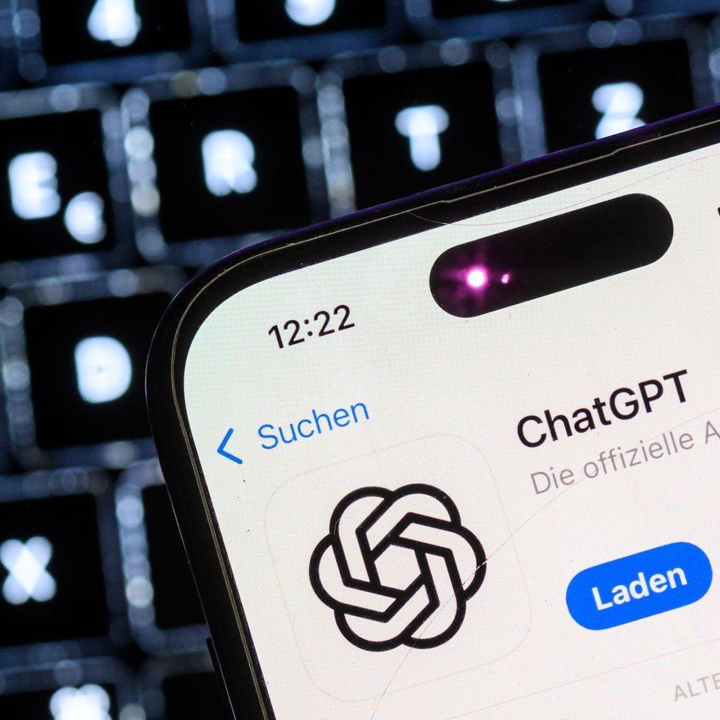 Vorurteile, Stereotype – und falsche Angaben: Als die MZ 2023 ChatGPT erstmals nach Wissen über den Landkreis Mansfeld-Südharz fragte, machte das Programm aus dem im Volksmund „Schiefer Jacob“ genannten Turm der Sangerhäuser Jacobikirche den „Langen Ludwig“.