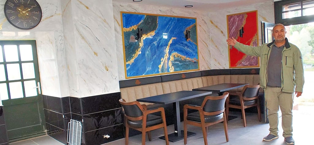 Auf dieser Seite des Bistros „Istanbul“ in Havelberg stand der Verkaufs- und Zubereitungstresen, zeigt Kocaoglu Güli. Jetzt sind dort Tische und Sitzplätze angeordnet.