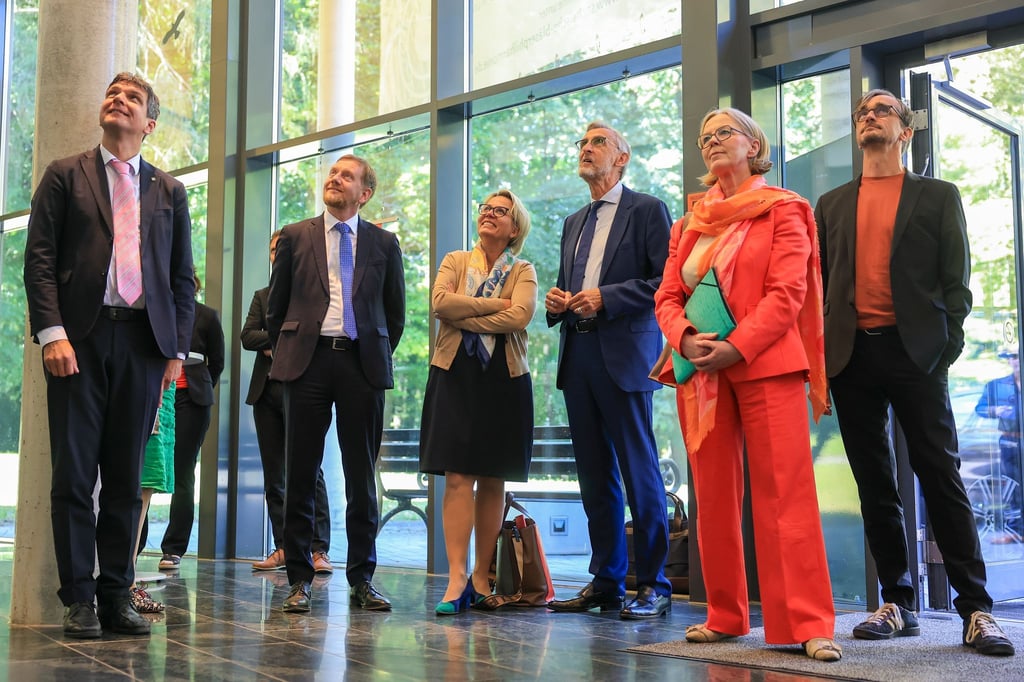 Ministerpräsident Michael Kretschmer (2.v.l.) hält die Idee einer Internationalen Bauausstellung im Leipziger Ideenland für eine große Chance.