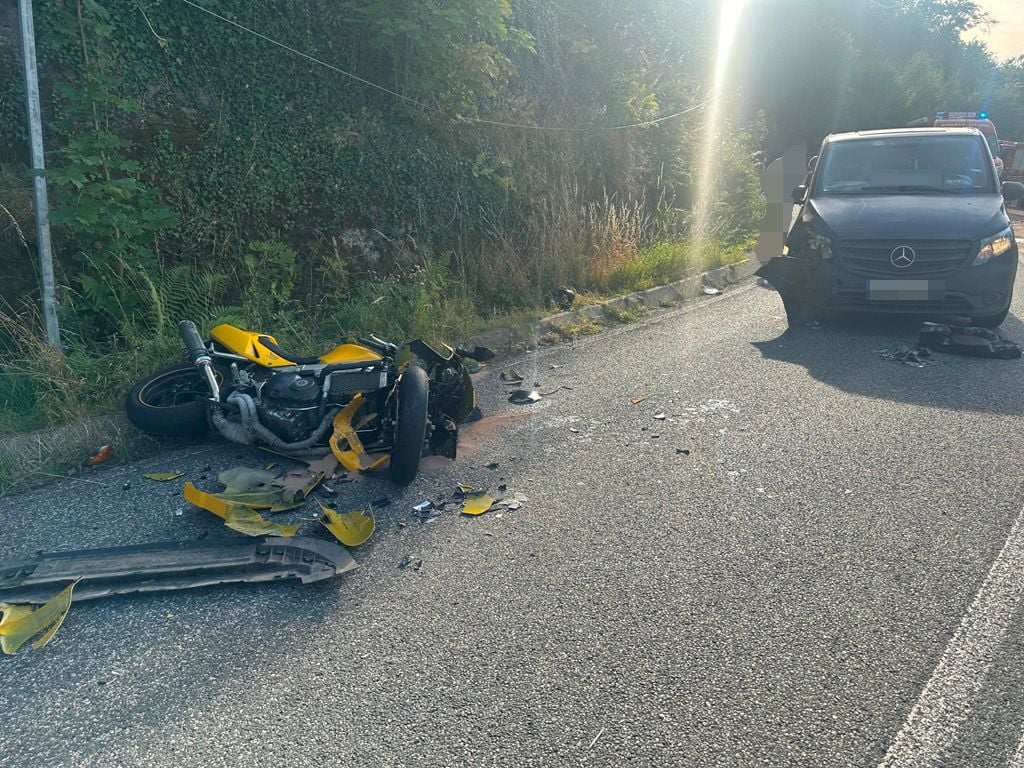 Das Motorrad wurde bei dem Zusammenstoß mit dem Transporter auf der B 85 stark beschädigt.