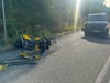 Das Motorrad wurde bei dem Zusammenstoß mit dem Transporter auf der B 85 stark beschädigt. 