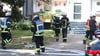 Unter Atemschutz rückten Einsatzkräfte der Feuerwehr Stendal in das Mehrfamilienhaus an der Albert-Einstein-Straße vor, um Brandherde in einem Keller zu löschen.