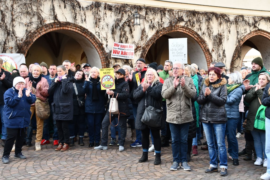 Der erste öffentliche Auftritt der Bürgerinitiative „Wir wollen keine Windräder in der altmärkischen Schweiz“ mit einer Montagsdemo auf dem Gardelegener Rathausplatz im Frühjahr. Inzwischen hat die BI erreicht, dass es in Gardelegen einen Bürgerentscheid gibt. Vor einem Eingriff des Landesverwaltungsamtes ins Geschehen, so wie jüngst in Schmölau (Dähre), hat man hier keine Angst.
