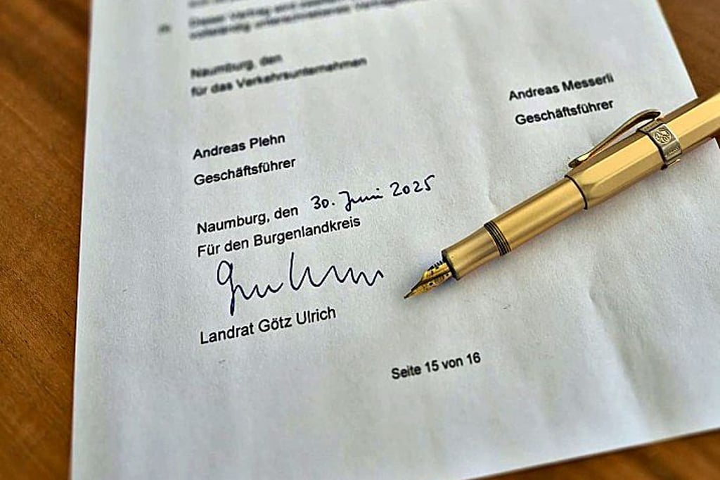 Der Vertrag mit der Unterschrift des Landrates - und mit den noch fehlenden Signaturen der Naumburger Straßenbahn-Verantwortlichen.