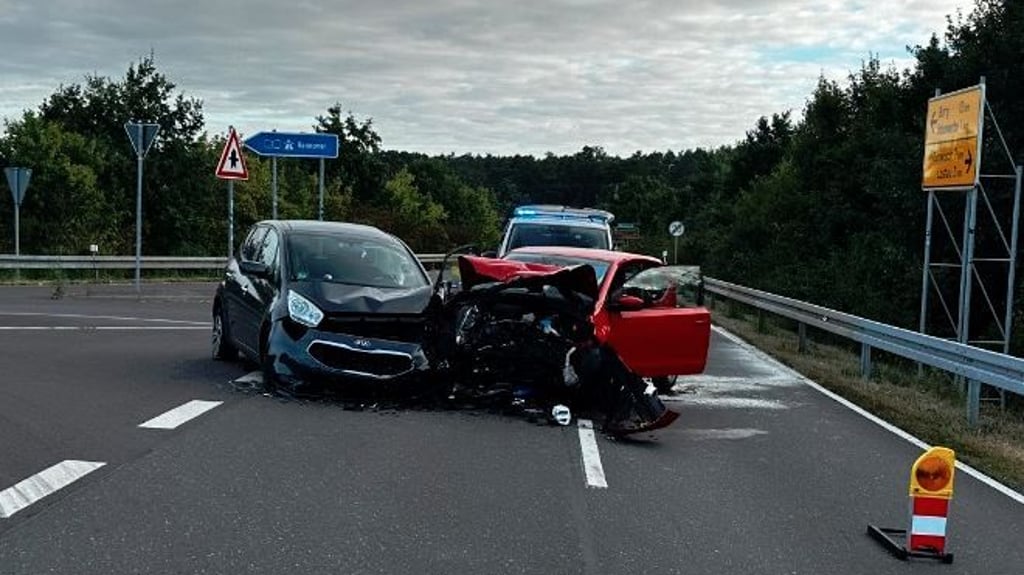 Zwei Pkw sind auf der L52 an der A2-Auffahrt zusammengestoßen.