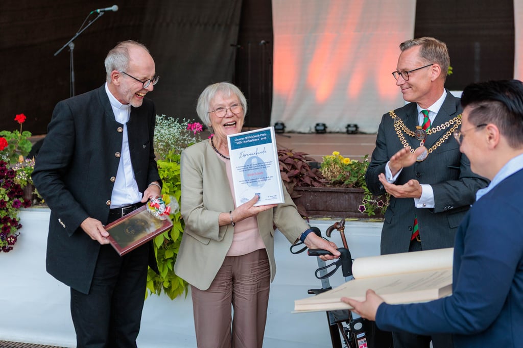 Ursula Schuch ist am Dienstag mit dem Wittelsbachpreis geehrt worden. Erste Gratulanten waren Pfarrer Jürgen Wolff (l.), Oberbürgermeister Christian Thieme und Bürgermeisterin Kathrin Weber.