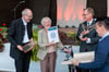 Ursula Schuch ist am Dienstag mit dem Wittelsbachpreis geehrt worden. Erste Gratulanten waren Pfarrer Jürgen Wolff (l.), Oberbürgermeister Christian Thieme und Bürgermeisterin Kathrin Weber. 