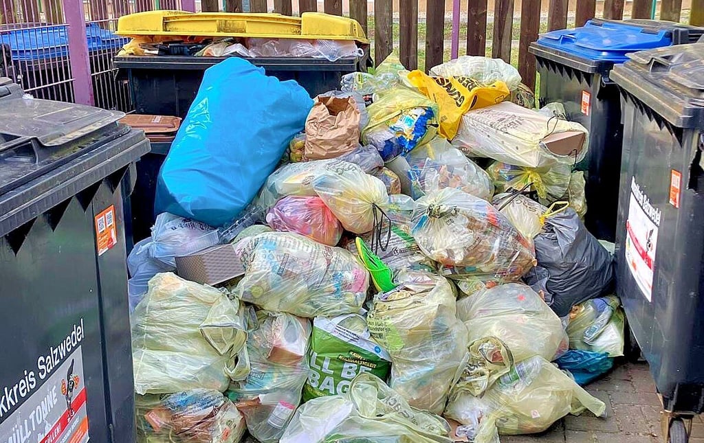 Gelbe Säcke stapelten sich in Salzwedel, weil der Müll zum Teil falsch sortiert war. Das soll sich ändern.