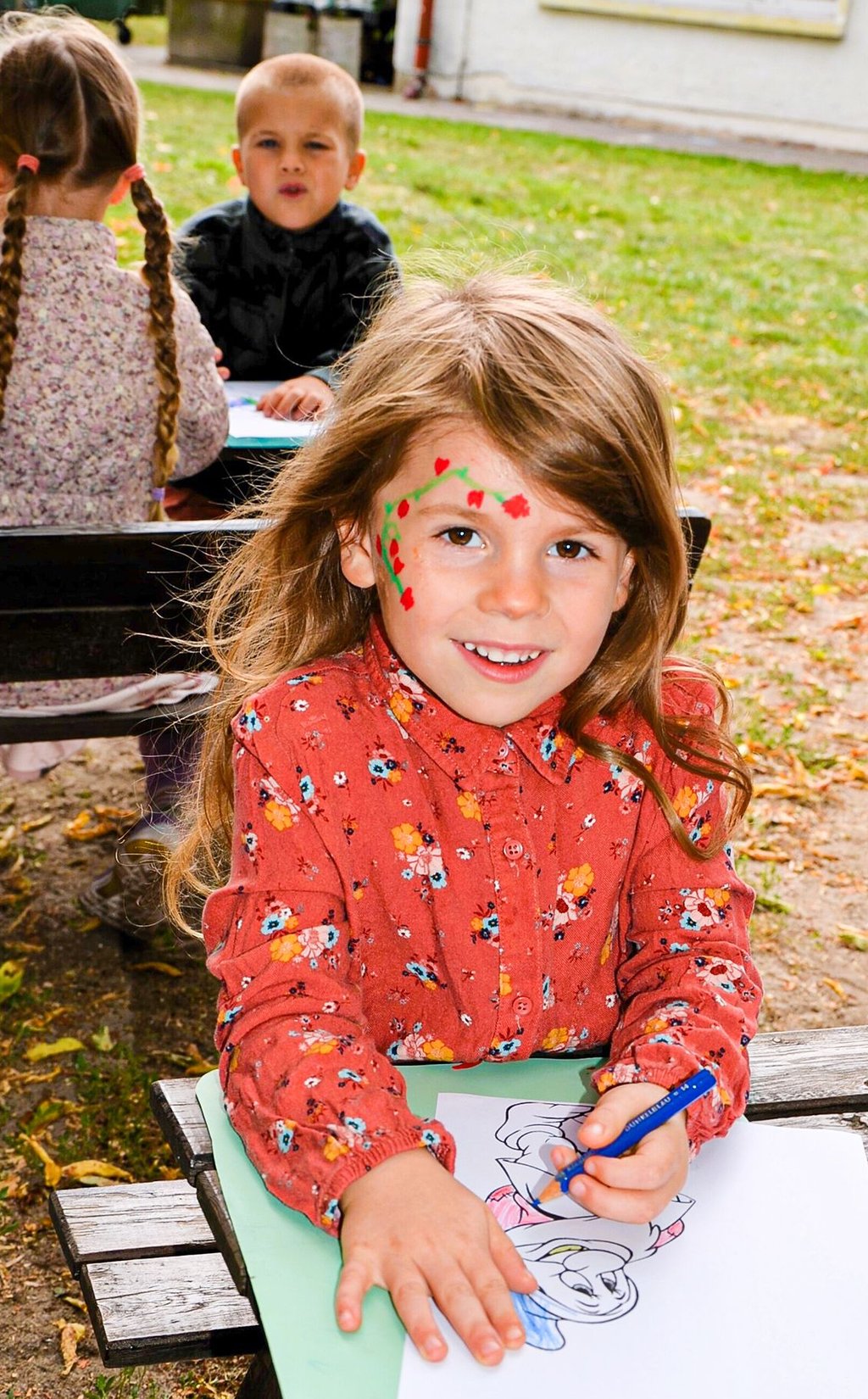 Märchenhaft konnten sich die Kinder schminken lassen und zugleich Malvorlagen bunt ausmalen.