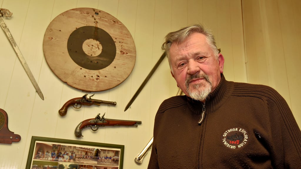 Gerhard Brabant an seiner Traditionswand. Der Bäckermeister i.R. ist Gründungsmitglied der Herzog-Heinrich-Schützengilde, als die 1991 reorganisiert wurde. Am Wochenende wird er wieder die blau-weiße Uniform anziehen. Im Hintergrund die Königsscheibe seines Großvaters Otto.