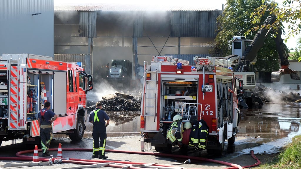Feuerwehrleute sind bei einem Brand in einem Gewerbegebiet in Weißenfels im Einsatz. Dort brannte eine Lagerhalle eines Recyclingunternehmens.