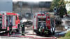 Feuerwehrleute sind bei einem Brand in einem Gewerbegebiet im Einsatz. Dort brannte eine Lagerhalle eines Recyclingunternehmens.