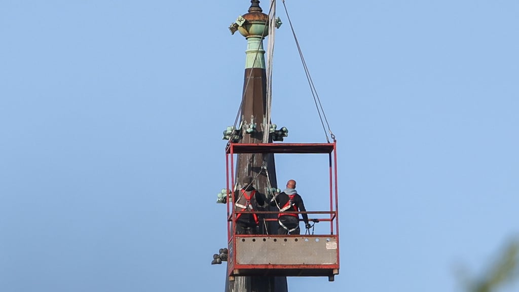 An der Turmspitze der Pauluskirche in Magdeburg wurden Sicherungsarbeiten durchgeführt.