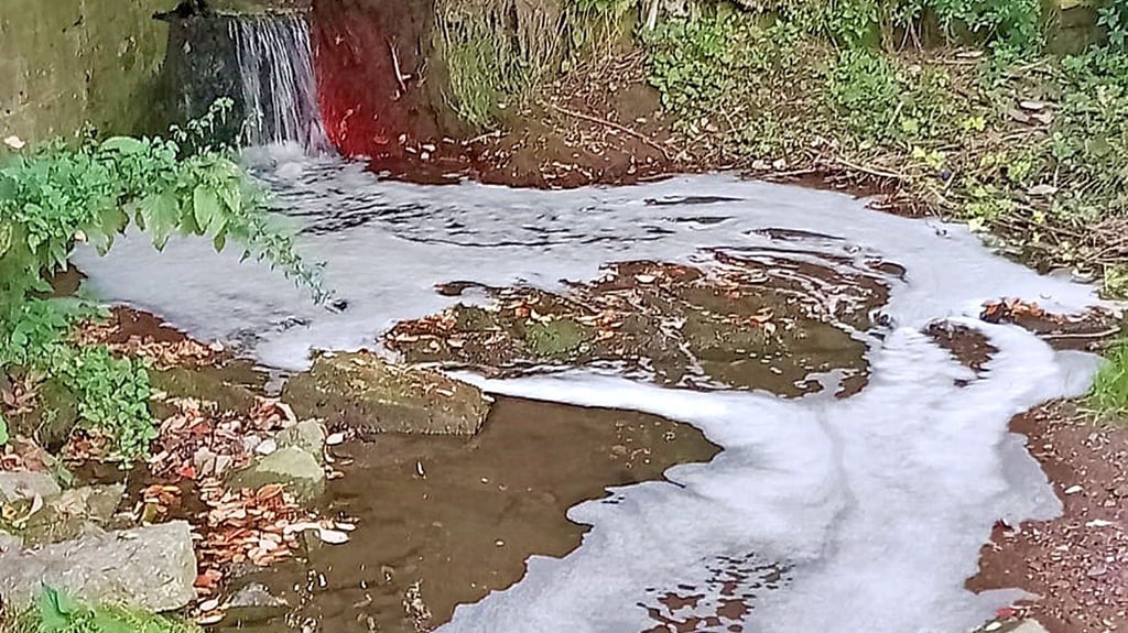 Auf der Bösen Sieben in Eisleben schwamm weißer Schaum.