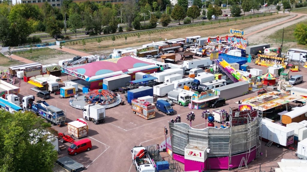 Der Jahrmarkt auf dem Festplatz am Gimritzer Damm in Halle nimmt Gestalt an. 60 Schausteller aus ganz Deutschland und Frankreich haben ihre Fahrgeschäfte für das Laternenfest aufgebaut.