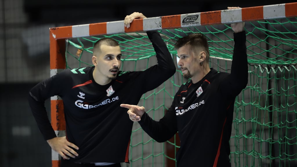 Am Montag trainierte Matej Mandic (l.) erstmals zusammen mit Sergey Hernandez und den neuen Teamkollegen.