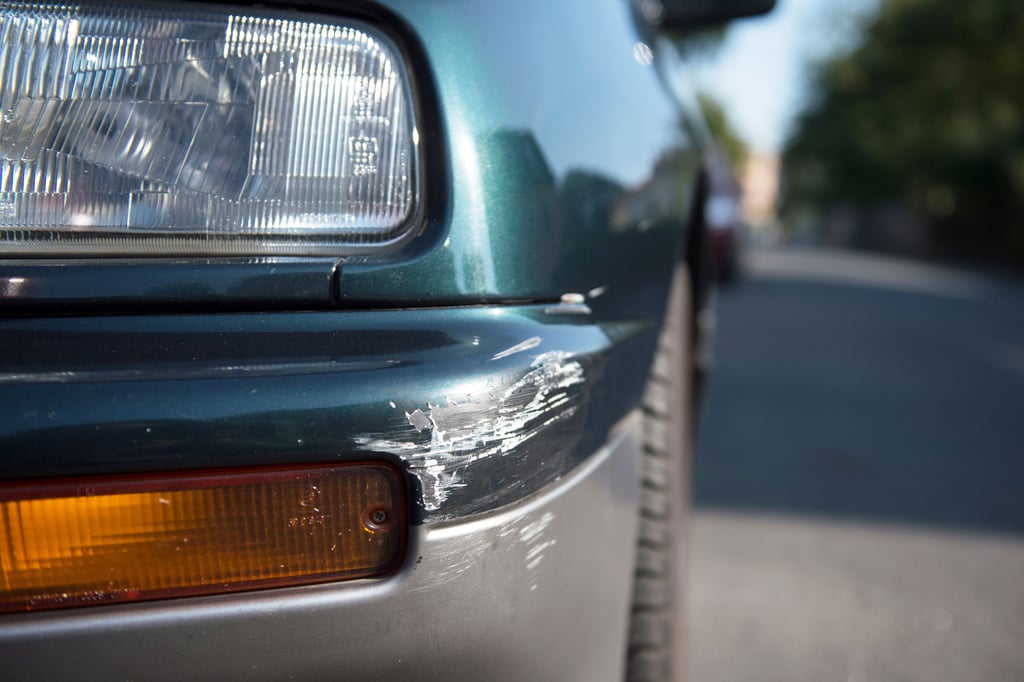 Ein beschädigtes Auto.
