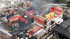 Brandbekämpfung an mehreren Stellen gleichzeitig: Der Großbrand im Hamburger Hafen hat rund 320 Einsatzkräfte beschäftigt.