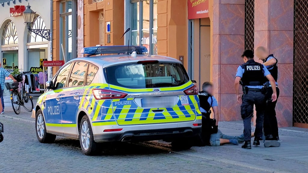 Ein Ladendieb hat sich in Wittenberg der Polizei widersetzt und musste gefesselt werden.
