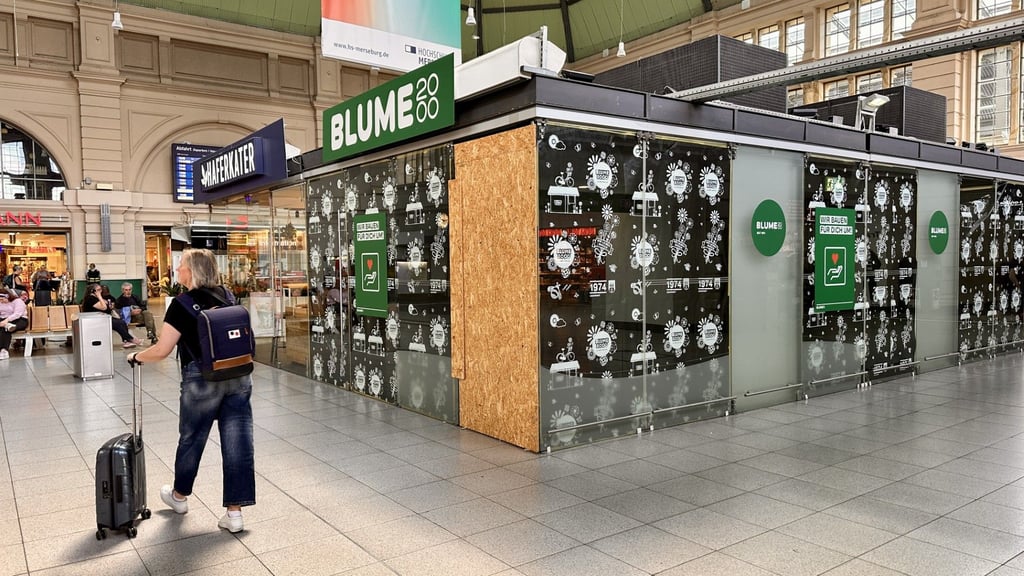 Blume 2000 Hauptbahnhof Halle. Für die Rückkehr gibt es einen Zeitplan.