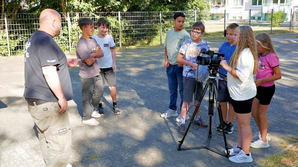 Letzte Anweisungen vor Drehbeginn: Christian Klisan von der Medienanstalt Sachsen-Anhalt mit eine Filmgruppe der Klasse 6a der Genthiner Sekundarschule beim Besprechen der nächsten Szene.