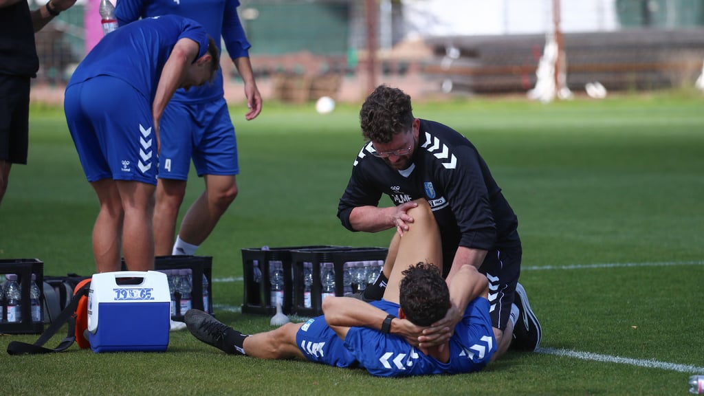 Martijn Kaars legte sich für die Behandlung auf das Grün.