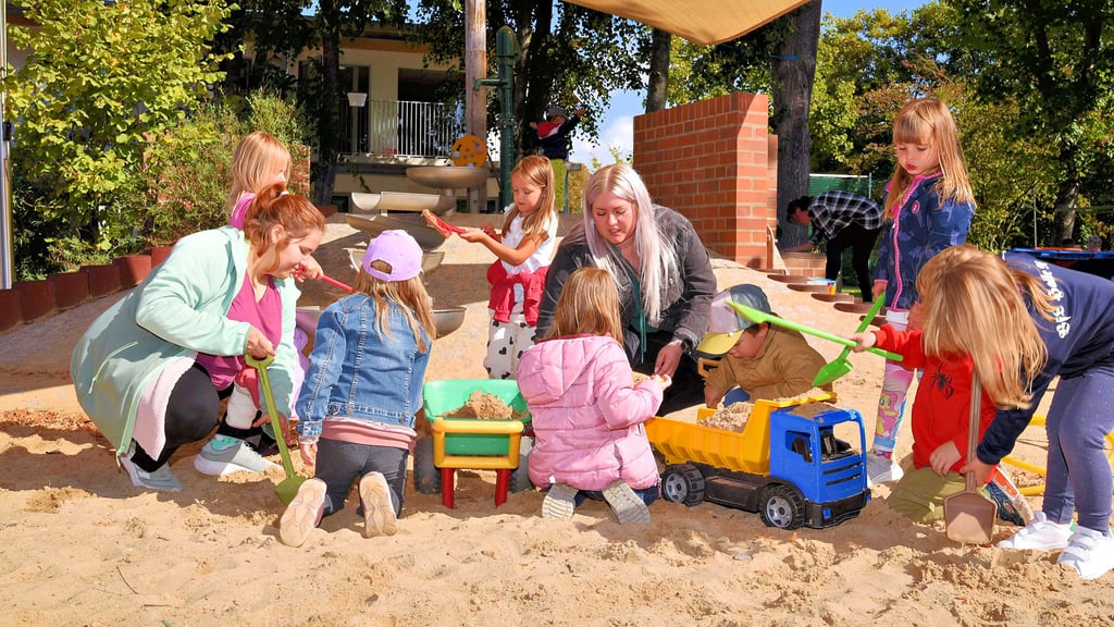 Die Erzieherinnen Paula Vogel (hinten rechts) und Vivien Trzop betreuen die Gruppe der „Eichhörnchen“ in der Kita Löwenzahn in Köthen.