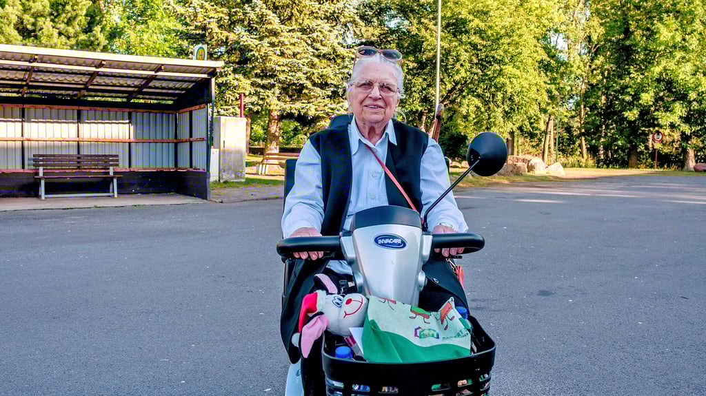Ohne ihren Krankenfahrstuhl ist die Seniorin Elisabeth Gerwann aus Möhlau kaum mobil. Doch im Bus wurde ihr die Mitnahme verweigert.