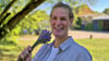 Philippa von Engelbrechten aus Vollenschier bei Stendal mit einem Bündel Lavendel, den sie auf ihrem eigenen Lavendelfeld geerntet hat.