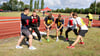 Mitglieder der Jugendfeuerwehren Seehausen und Aulosen machen sich im Stendaler Leichtathletikstadion in der Disziplin Staffellauf bei der Leistungsspange des Deutschen Jugendfeuerwehrverbandes warm.